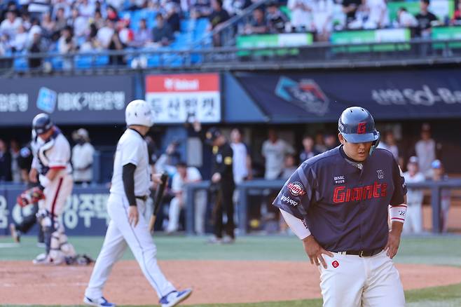 19일 잠실 두산전 12회초 2사 1, 2루에서 롯데 윤동희의 안타 때 2루 주자 유강남이 홈으로 달렸지만 태그 아웃당한 뒤 아쉬운 표정으로 더그아웃으로 향하고 있다. 연합뉴스