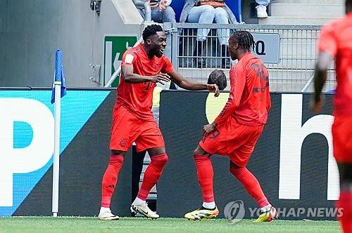 뮌헨이 19일(한국시간) 독일 호펜하임에 있는 프리제로 아레나에서 열린 호펜하임과의 2023-2024시즌 분데스리가 최종 라운드에서 2-4 역전패를 당했다. 뮌헨은 이 경기 패배로 승점 확보에 실패했다. 동시간대 열린 슈투트가르트와 보루시아 묀헨글라트바흐 경기에서 슈투트가르트가 4-0 대승을 거두면서 뮌헨은 3위(23승 3무 8패 승점 72)로 밀려났다. 슈투트가르트가 2위(23승 4무 7패 승점 73)로 올라섰다. 뮌헨이 3위로 내려앉은 건 지난 2010-2011시즌 이후 13년 만이다. 연합뉴스