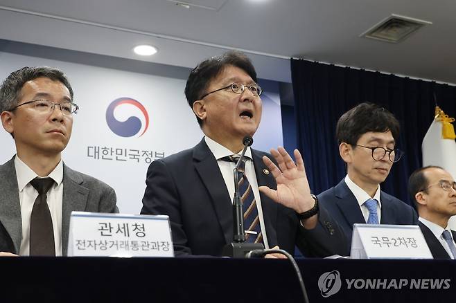 브리핑하는 이정원 국무조정실 2차장 (서울=연합뉴스) 최재구 기자 = 이정원 국무조정실 국무2차장이 19일 서울 종로구 정부서울청사에서 해외직구 관련 추가 브리핑을 하고 있다. 2024.5.19 jjaeck9@yna.co.kr