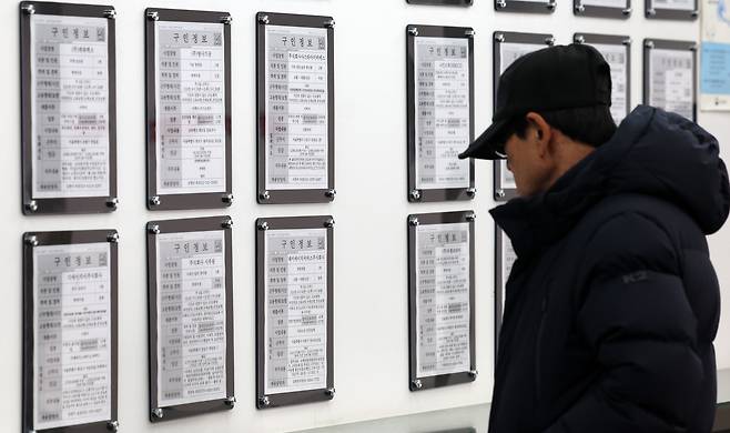 서울 서부고용복지플러스센터를 찾은 한 어르신이 일자리 정보를 확인하고 있다. /뉴스1