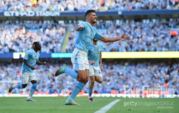 사진=게티이미지. 맨시티는 20일 오전 0시(한국시간) 영국 맨체스터에 위치한 에티하드 스타디움에서 열린 2023-24시즌 프리미어리그(PL) 38라운드에서 웨스트햄 유나이티드에 승리를 기록했다. 이로써 맨시티는 28승 7무 3패(승점 91점)를 기록하며 아스널을 제치고 리그 1위에 등극, PL 최초 '4연패'라는 대업적을 달성했다.