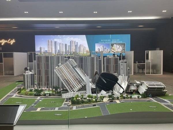 지난해 수분양자가 계약 취소를 요구하며 의자를 던져 모형이 파손된 대구의 견본주택 모습. /사진=온라인커뮤니티