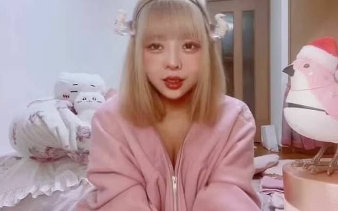 SNS를 통해 마치 연애하는 것처럼 중장년 남성들을 속이고 돈을 사취했던 ‘받는 여자(頂き女子·이타다키조시)리리짱’. ‘받는 여자’란 호스트 클럽에 가기위해 ‘돈을 받는’ 여자를 의미한다. 20살 때부터 호스트 클럽에 출입하며 돈을 탕진했던 그는 호스트 클럽에서 쓸 돈이 모자르자 중장년 남성들을 등쳐먹다 체포돼 실형판결을 받았다.