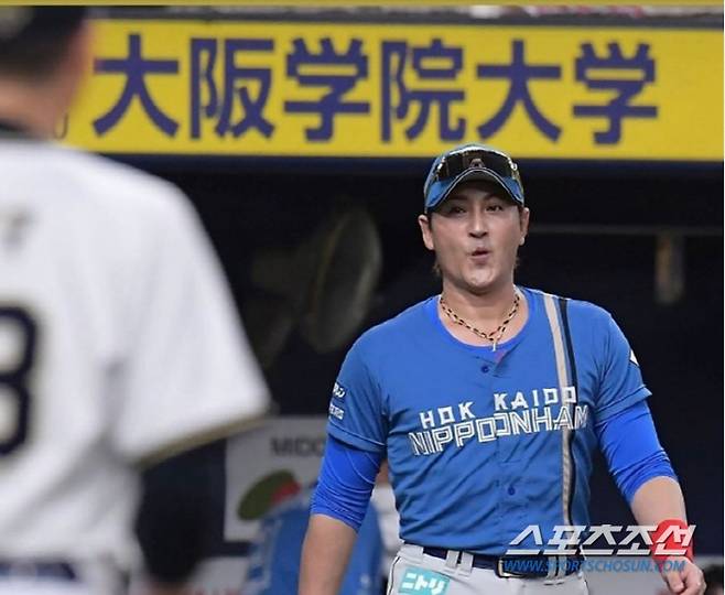 신조 니혼햄 감독은 현역 시절부터 독특한 언행으로 '외계인'이라는 별명을 얻었다. 그는 지난해 11월 팬 행사에서 2024년 개막전 선발투수를 공개해 화제가 됐다. 2년 연속 꼴찌를 한 니혼햄은 20일 현재 퍼시픽리그 2위다. 사진캡처=신조 쓰요시 니혼햄 감독 SNS