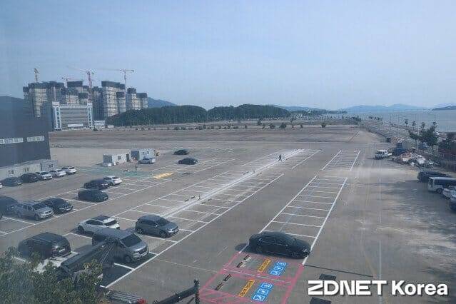 6만 평(20만㎡)규모의 우주청 주차장. 사천 앞바다와 맞붙어 있다.