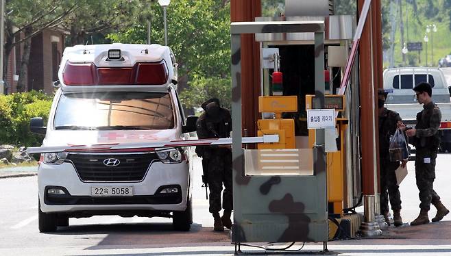 21일 세종시에 위치한 육군 제32보병사단 정문으로 응급차가 나오고 있다. 이날 육군 32사단 신병교육대에서 수류탄 투척 훈련 도중 수류탄이 터져 훈련병 1명이 숨지고, 간부 1명이 중상을 입었다. 2024.05.21. 뉴시스