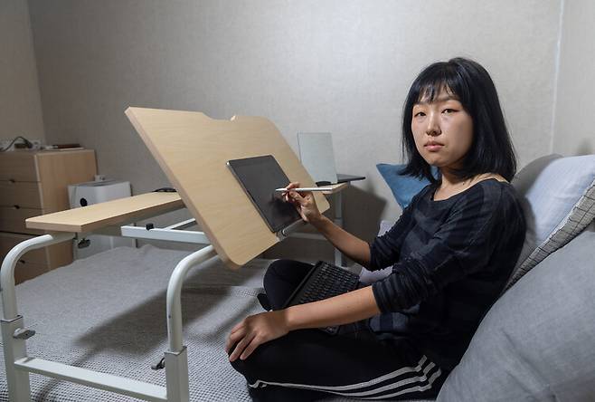 2024년 5월3일 서울 자택에서 만난 들개이빨 작가. 김진수 기자