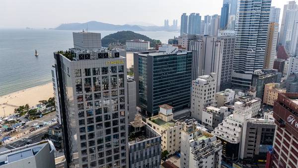 20일 부산 해운대구 4성급 호텔 전경. 왼쪽부터 다음 달 20일 개장하는 ‘L7 해운대’, ‘신라스테이 해운대’, 이비스앰버서더 해운대 건물에 오는 7월 새롭게 오픈할 예정인 ‘소노문 해운대’. 이원준 기자 windstorm@kookje.co.kr