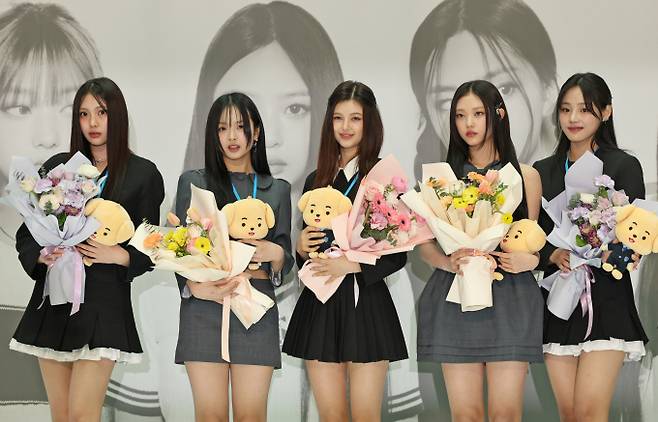 하이브와 자회사 어도어 민희진 대표 간 분쟁이 '제2의 피프티피프티 사태'로 이어질 것이란 우려의 목소리가 커지고 있다. 사진은 지난 3월22일 인천국제공항 1터미널 밀레니엄홀에서 열린 인천공항세관 홍보대사 위촉식에 참여한 걸그룹 뉴진스. /사진=뉴스1