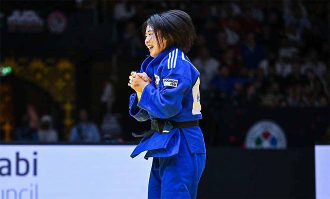 허미미가 21일 아랍에미리트(UAE) 아부다비에서 열린 국제유도연맹(IJF) 세계선수권대회 여자 57kg급 결승에서 골든스코어(연장전) 끝에 반칙승을 거둔 뒤 기뻐하고 있다. 사진 출처 IJF 홈페이지