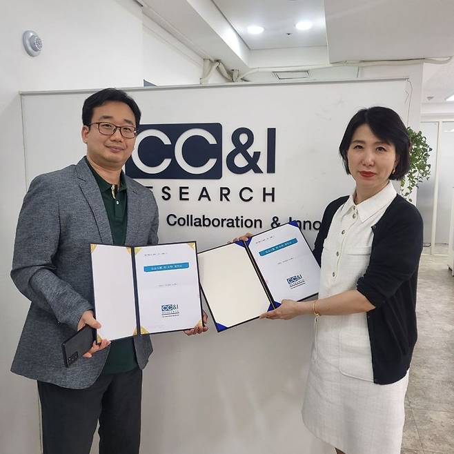 민철홍 시노펙스 인공신장 R&D센터장(왼쪽)이 김숙경 씨씨앤아이리서치 대표와 CRO 계약을 체결한 뒤 기념 촬영을 하고 있다. 시노펙스 제공