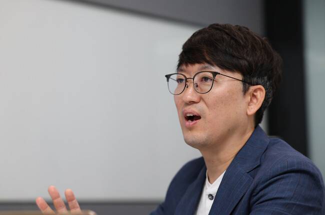 천준범 와이즈포레스트 대표가 20일 서울 강남구 사무실에서 한겨레와 인터뷰하고 있다.강창광 선임기자 chang@hani.co.kr