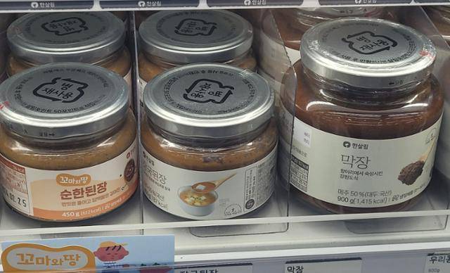 생활협동조합 '한살림' 식품 매장에 재사용병에 담긴 장과 양념이 진열돼 있습니다. 신혜정 기자