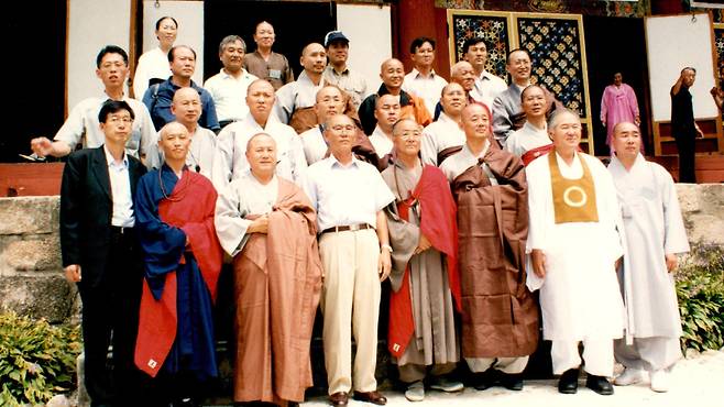 북한에서 합동법회 이후 기념사진을 찍고 있는 남북한 스님들