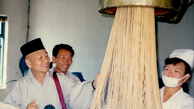 법타스님이 설립한 북한 황해남도에 '금강국수' 공장을 미국 평불협 회장 도안스님이 둘러보고 있다