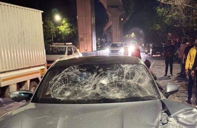 인도에서 음주운전으로 2명을 숨지게 한 10대에게 도로 안전에 대한 에세이를 써서 제출하라는 가벼운 처벌이 내려져 분노가 커지고 있다. 사진=영국 인디펜던트