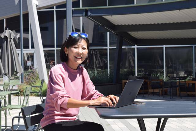 구글 재직 당시 정김경숙 작가는 "구글에서 16년간 일하면서 머리끝부터 발끝까지 '구글러'가 됐다"고 했다. 위즈덤하우스 제공