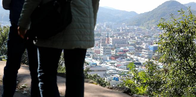 충남 공주시의 한 언덕에서 내려다보이는 구시가지 모습 ⓒ연합뉴스