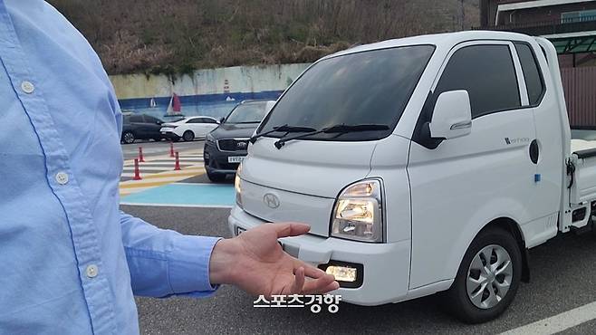 포터2 2.5 T-LPDi 1톤 슈퍼캡 초장축 프리미엄 at 트림이 편도 300km 목적지 강원도 동해휴게소에 정차돼 있다. 사진 | 손재철기자