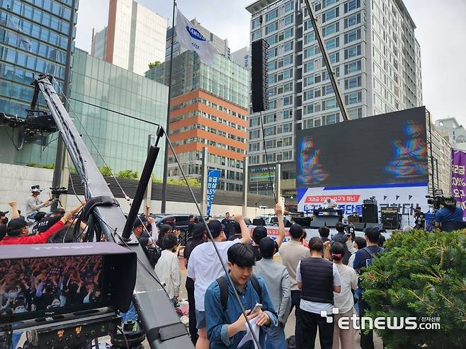 24일 오후 1시 50분경 삼성전자 노조 행사에서 뉴진스님이 공연하고 있다. 김신영 기자