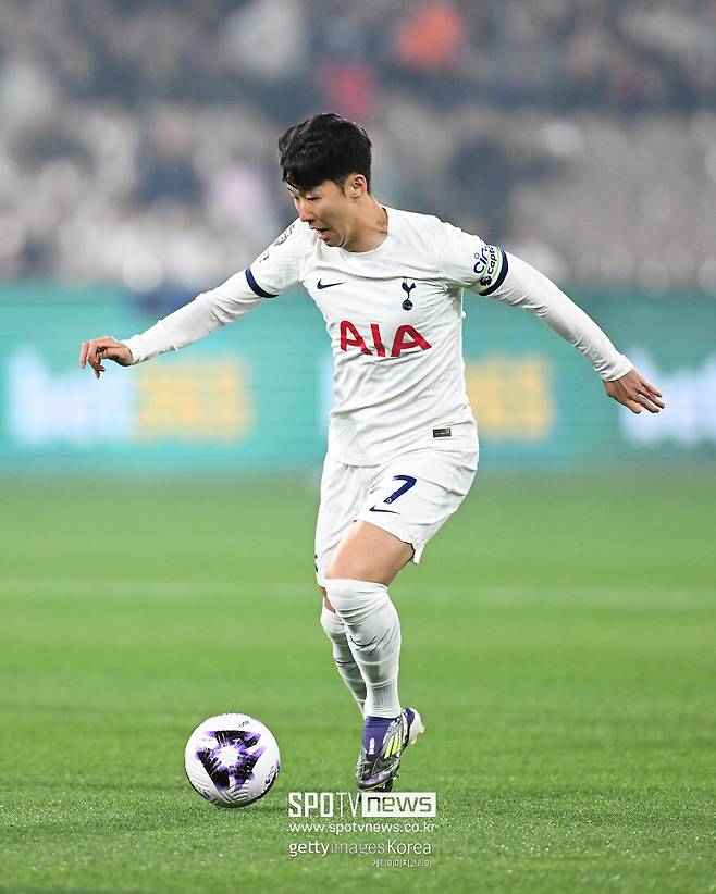 ▲ 토트넘 공격수 '캡틴' 손흥민은 2023-24시즌 올해의 선수에 포함될 자격이 있었다. 프리미어리그 역대 최다골 기록 보유자 앨런 시어러가 'BBC' 분석채널 '매치오브더데이'에서 올시즌 베스트 11을 요청 받았는데 "손흥민을 선택하겠다. 사카 또는 손흥민을 생각했지만 아무리 생각해도 손흥민"이라고 말했다. 프리미어리그 사무국에서 시어러가 선정한 베스트에 손흥민은 없었지만 시어러에게 올해의 최고의 선수 중 한 명이었다. 시어러가 프리미어리그 사무국을 통해 알린 베스트에서 투톱은 홀란드와 왓킨스였다