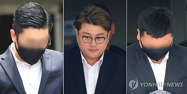 영장 심사 마친 가수 김호중과 소속사 관계자들 (서울=연합뉴스) 김도훈 기자 = 음주 운전 뺑소니 혐의를 받는 가수 김호중과 이와 관련한 소속사 관계자들이 24일 구속 전 피의자 심문(영장실질심사)을 위해 법정에 출석했다.
왼쪽부터 김씨 매니저에게 허위 자수를 지시한 혐의를 받는 소속사 생각엔터테인먼트 이광득, 음주 뺑소니 혐의의 가수 김호중, 김씨 차량의 블랙박스 메모리카드를 제거한 혐의를 받는 본부장 전모씨가 각각 영장심사를 마치고 서울중앙지법을 나서고 있다. 2024.5.24 superdoo82@yna.co.kr