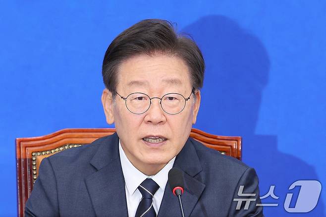 이재명 더불어민주당 대표가 25일 오후 서울 여의도 국회에서 연금개혁 관련 기자회견을 하고 있다. 이 대표는 이날 기자회견에서 "여당이 제시한 소득대체율 44%를 전적 수용하겠다"고 밝혔다. 2024.5.25/뉴스1 ⓒ News1 신웅수 기자