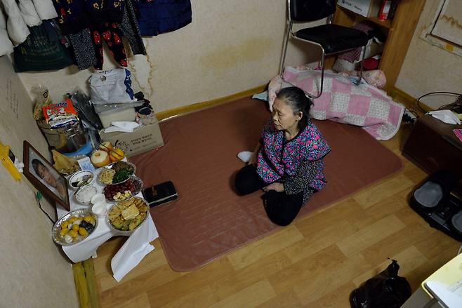 황 씨의 아들이 자다가 갑자기 숨졌다. 엄마 황 씨는 장례식장에서 울지도 못했다. 한 해가 지나고 아들의 제사상을 차려두고 혼자 한없이 울었다.(2021)