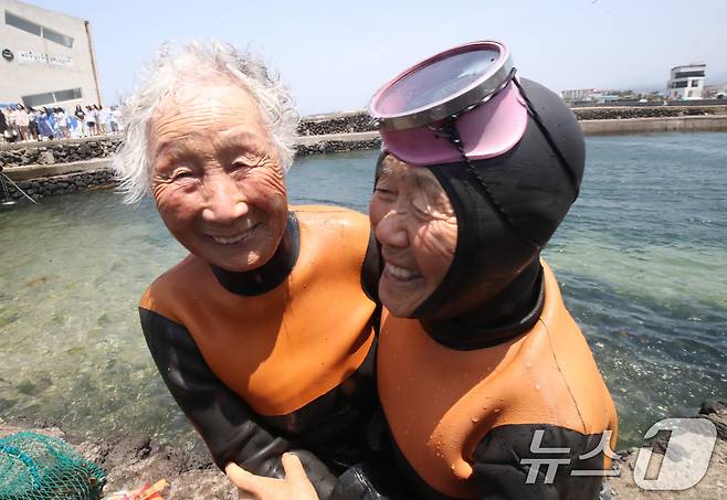 25일 오후 제주시 한림읍 귀덕2리 어촌계 인근 바다에서 마지막 물질을 마친 강두교 어르신(오른쪽)과 김유생 어르신이 서로를 안고 웃고 있다. 2024.5.25/뉴스1 ⓒ News1 오현지 기자