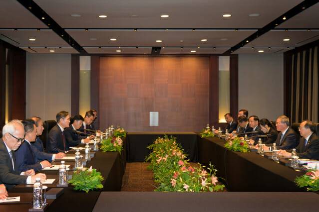 26일 서울 신라호텔에서 이재용 삼성전자 회장과 리창 중국 총리(맨 오른쪽에서 두번째) 일행이 면담하는 모습 (사진=삼성)
