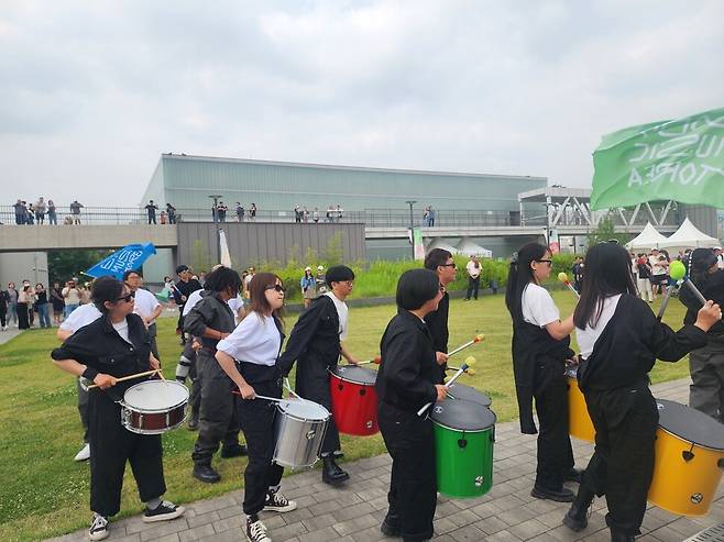 북을 치며 행진하는 퍼레이드 ‘유네스코 바투카다’. 허윤희 기자