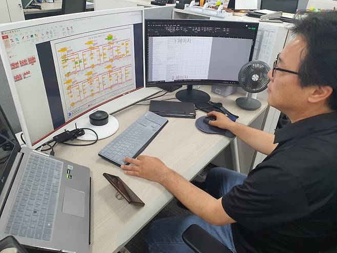 강민규 부장이 지하철 LTR 설계 도면을 검토하고 있다. 윤현주 기자