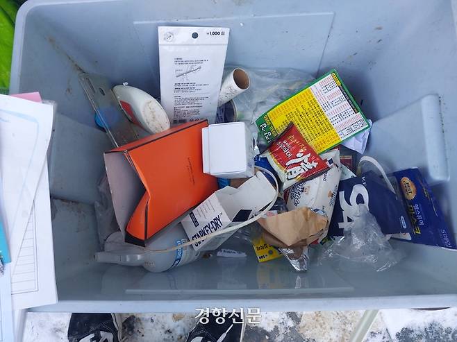 K가 남긴 물품 중 상당수는 쓸모를 찾기 어려운 것이었고 장씨가 버리기 위해 모아뒀다. 전현진 기자