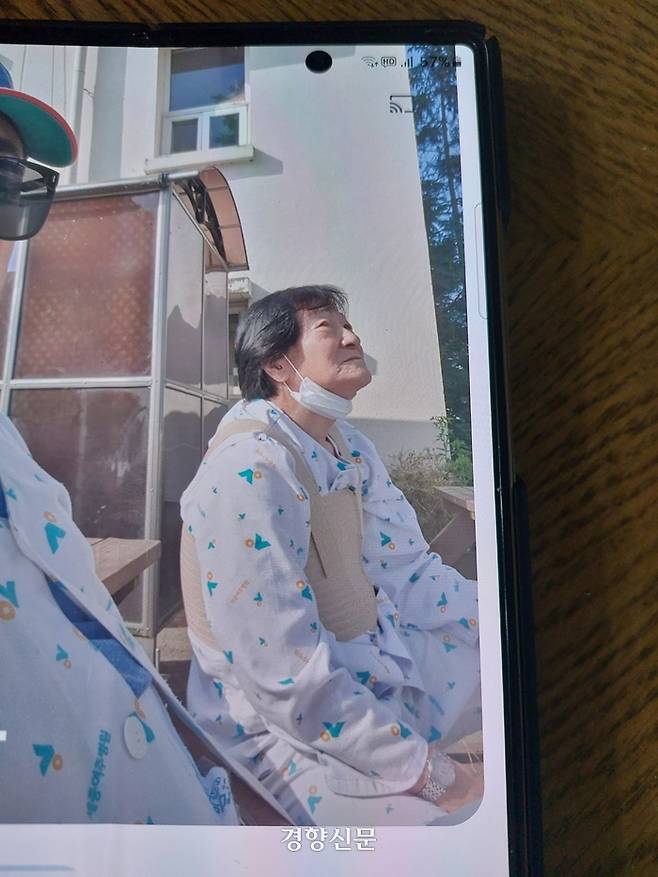 K가 사망하기 몇 해 전 장씨가 운전하던 차에 탔다 교통사고가 났다. 두 사람이 함께 찍은 몇 안 되는 사진이다. 전현진 기자