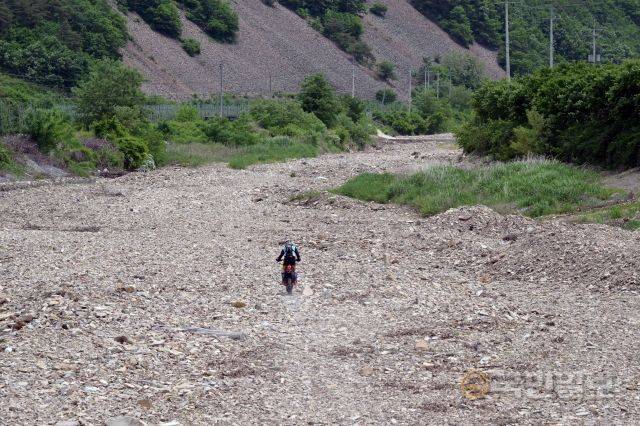 고속 주행하는 한 참가자.