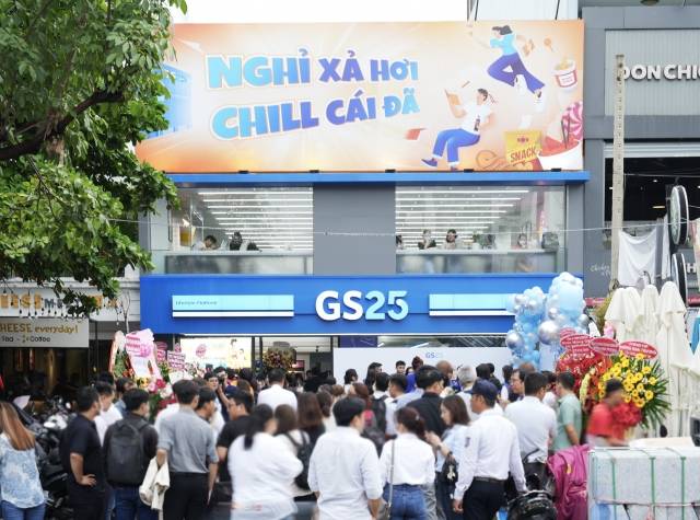 지난 23일 문을 연 베트남GS25 300호점 디엔비엔푸점 앞에 오픈런 행렬이 줄을 잇고 있다. GS리테일 제공