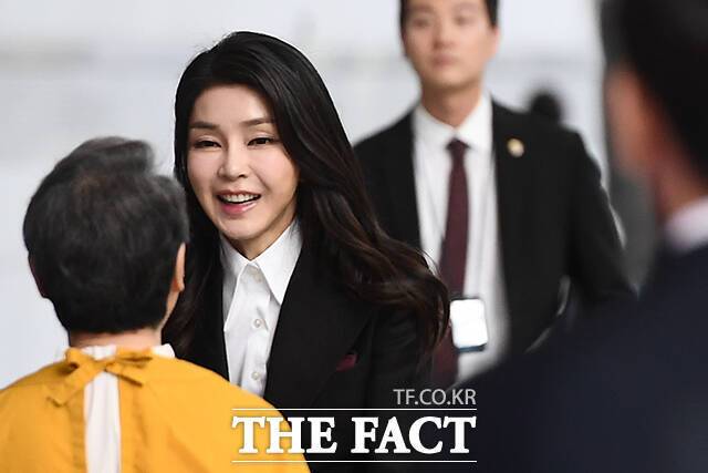 ‘도이치모터스 주가조작’ 항소심 재판부는 최근 1심에서 무죄가 선고된 '전주'에게 주가조작 방조 혐의를 추가한 검찰의 공소장 변경을 허가했다. 이 때문에 전주의 방조 혐의 항소심 결과에 따라 윤석열 대통령의 배우자 김건희 여사를 향해서도 같은 잣대가 적용될 수 있을지를 두고 관심이 모인다. 사진은 김 여사. /장윤석턴기자