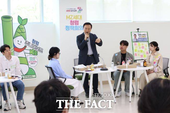 임태희(가운데) 경기도교육감이 27일 북부청사에서 열린 '청렴 주니어보드' 발대식에서 발언하고 있다./경기도교육청