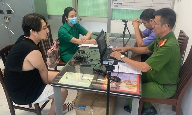 불법 성매매를 알선하는 가라오케를 운영하다 적발돼 경찰 조사를 받고 있는 한국인 점주. /VN익스프레스