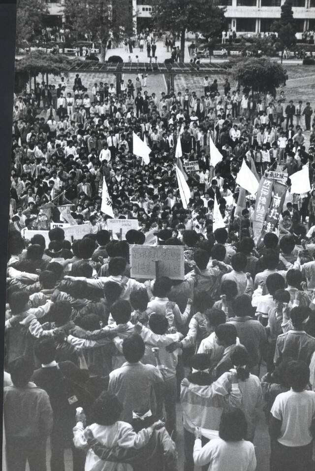 1986년 5월3일 오후 인천시민회관에서 열릴 계획이던 신민당 개헌추진위 인천·경기지부 결성대회장 주변에 모인 시위대. 연합뉴스