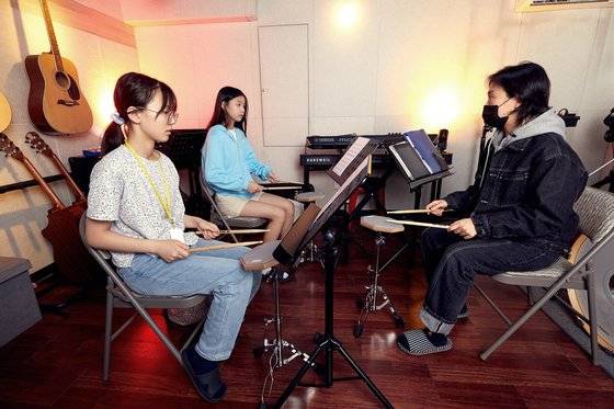 이가희(오른쪽) 실장이 소중 학생기자단에게 드럼 악보 보는 법과 연주법 등을 지도했다.