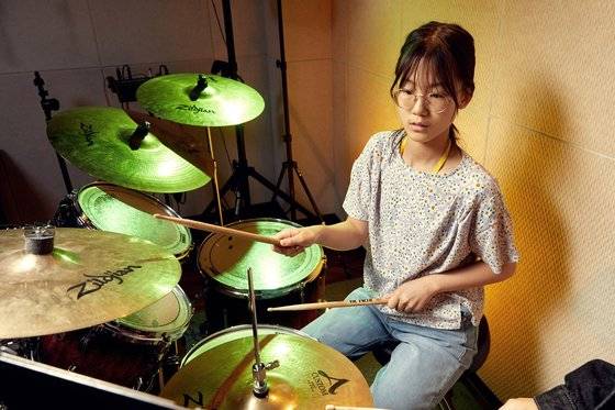 드럼 연주에 도전한 김수민 학생기자. 악보를 보며 양팔과 다리를 동시에 움직여야 하기에 많은 연습이 필요하다.