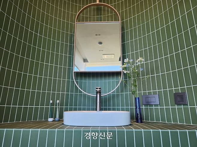 한강대교 위에 설치된 전망호텔 ‘스카이 스위트’ 거실 모습. 고희진 기자