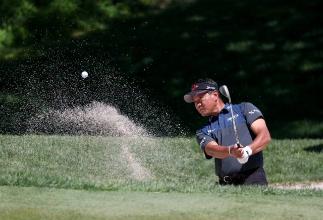KPGA 투어 SK텔레콤 오픈 최종 4라운드 1번 홀에서 벙커 샷을 하고 있는 최경주. 폴로스루에서도 왼손은 전혀 돌아가지 않고 클럽 페이스는 얼굴을 향해 있다. 사진 제공=민수용 골프전문 사진기자