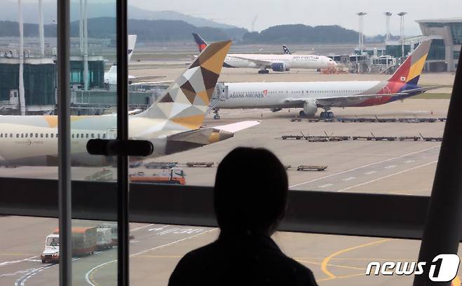 인천국제공항에서 항공기들이 승객들의 탑승을 앞두고 있다. 2022.6.26/뉴스1 ⓒ News1