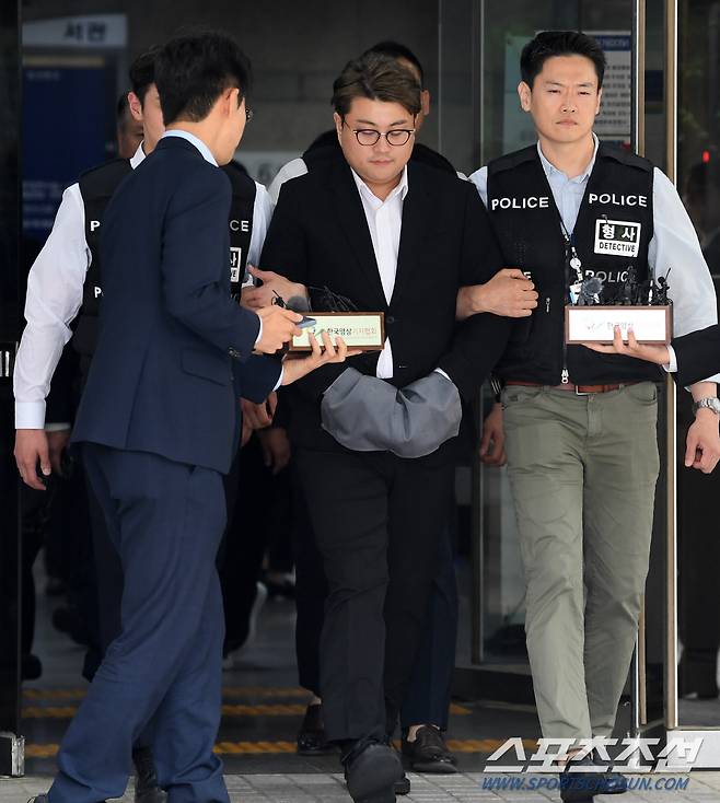음주운전 뺑소니 혐의를 받는 가수 김호중이 24일 서울중앙지방법원에서 열린 구속 전 피의자 심문(영장실질심사)을 마친 뒤 호송차로 향하고 있다. 서초=박재만 기자 pjm@sportschosun.com/2024.05.24/