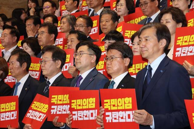 28일 오후 국회 본회의에서 ‘채 상병 특검법’이 재표결에서 부결된 뒤 야6당 의원들이 국회 본청 로텐더홀 계단에서 규탄대회를 열고 있다. 김봉규 선임기자 bong9@hani.co.kr