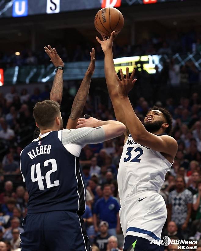 타운스는 89-90으로 밀린 4쿼터 중반, 환상적인 3연속 3점포를 퍼부으며 98-92, 팽팽했던 상황을 단숨에 미네소타 리드로 바꿨다. 이후 미네소타는 댈러스에 역전을 허용하지 않았고 그렇게 승리했다. 사진(댈러스 미국)=AFPBBNews=News1