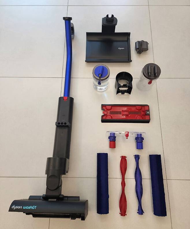 다이슨 ‘워시G1’을 분해한 모습. 왼쪽은 청소기 본체. 오른쪽은 밑에서부터 롤러부, 먼지 트레이, 물 공급 및 오수 분리 통, 거치대 등.