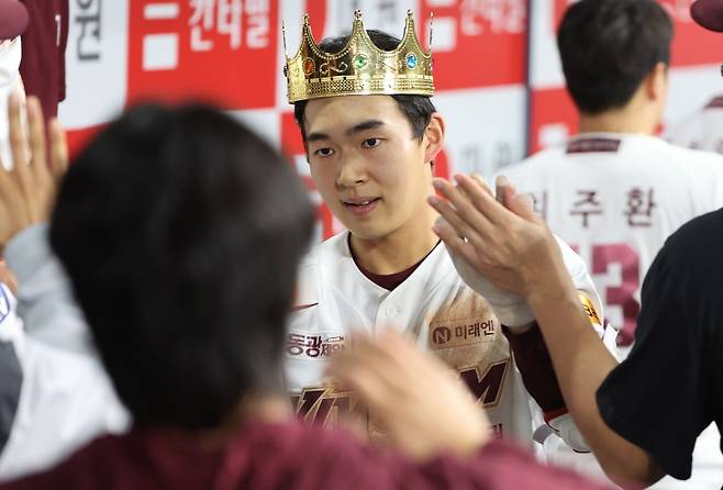 2024 KBO리그 프로야구 키움히어로즈와 KIA타이거즈의 경기가 25일 오후 서울 고척스카이돔에서 열렸다. 5회말 2사 1루 김휘집이 투런홈런을 치고 홈인해 동료들의 축하를 받고 있다. 고척=김민규 기자 mgkim1@edaily.co.kr /2024.04.25/